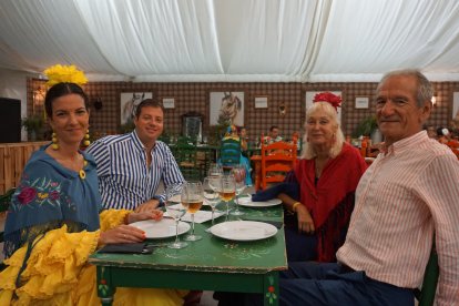Elena González, Mercedes González, Javier Torres y Eugenio Herranz, de Almería y desde Madrid para disfrutar de la Feria 2023.