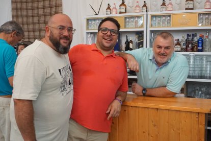 Ramón Rodríguez, de Restaurante El Terrao, Julio Hernández, de Distribuciones Paris, y José Escoz, gerente de 4J.