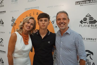 Elisa Hueso, Gonzalo Guerrero y Alejandro Guerrero, aprovechando para pasar un rato junto al joven, que se marcha el próximo curso a Estados Unidos.