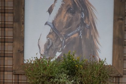 La pequeña Valeria posa en uno de los bonitos rincones de La Pita, diseñados por la decoradora Ana Maldonado.