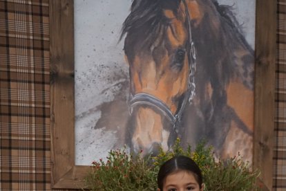 La pequeña Valeria posa en uno de los bonitos rincones de La Pita, diseñados por la decoradora Ana Maldonado.