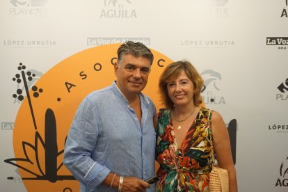Miguel Cazorla junto a su esposa Meli.