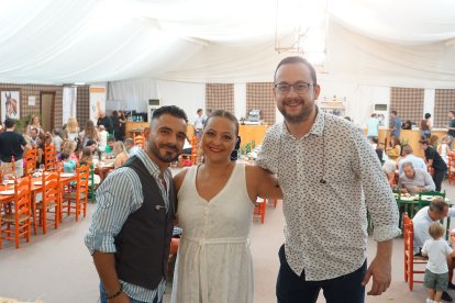 Jesús Alonso, Rosa Martínez y Miguel Ángel Plaza, de \'Noches de Candela\', antes de comenzar su actuación este sábado noche en la caseta La Pita.