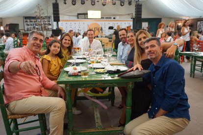 La caseta La Pita es un lugar ideal para disfrutar con familia y amigos de un ambiente amable, elegante y divertido.