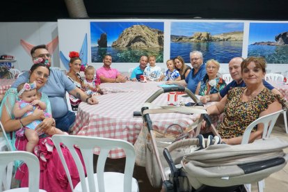 Familia Fernández en la caseta del CSIF.