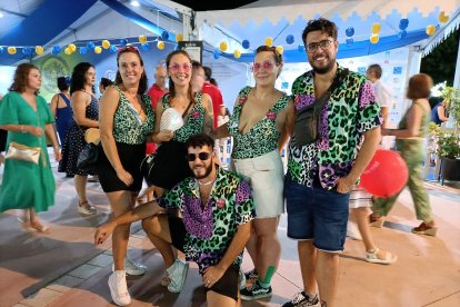 En la puerta de la caseta del PP, Merche, Ina, Luis, Juan y Lydia, desde la Región de Murcia dispuestos a darlo todo para celebrar una despedida de soltera estos días en Almería.