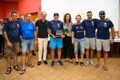 Los ganadores muestran sus trofeos.