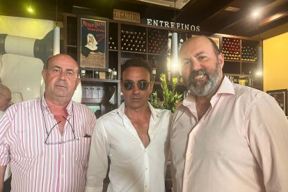 El torero Enrique Ponce es ya un habitual en el Restaurante Entrefinos y posa junto a su dueño, Paco Morales y Juan Aguilera, presidente del Foro \'3 Taurinos 3\'.