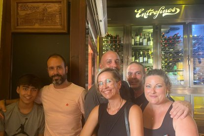 Desde Valencia, Almería y El Ejido este grupo de amigos escogieron Entrefinos para disfrutar de la Feria de Mediodía.