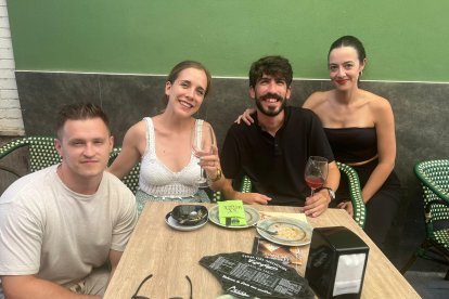 José, Rosalía, Isa y Andrius de Lituania no han querido perderse la Feria en Entrefinos.