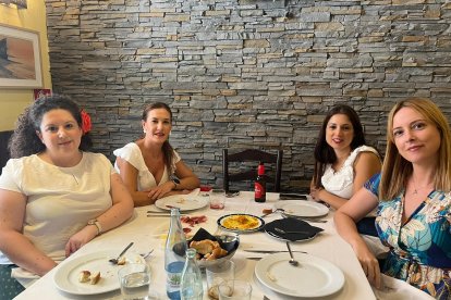 Trini, Encarna Melisa y Cati de Almería posan así de sonrientes para LA VOZ desde el Restaurante Entrefinos.