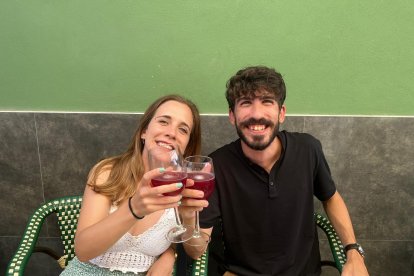 Un brindis por la Feria en Entrefinos. Rosalía y Carlos son dos almerienses que residen en Córdoba y Barcelona, pero aseguran que llevan a \'Almería por bandera\'.