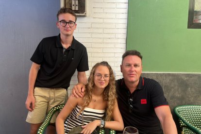 La familia Román de Almería disfruta de la mejor gastronomía de Feria en Entrefinos.