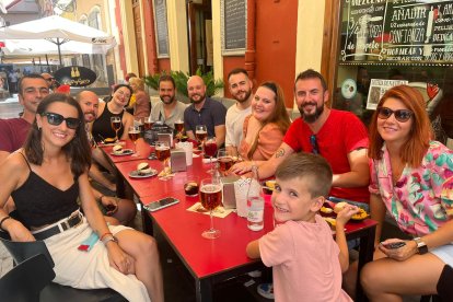 Este grupo de amigos de Almería y Murcia asegura que intentan juntarse cada año en Feria y no hay mejor manera de hacerlo que en Entrefinos.