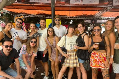 \'Ikenianos\' de Feria de Mediodía. Este grupo de trabajadores han visitado el Paseo de Almería este domingo.