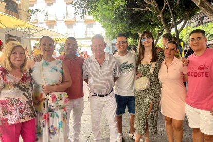 La familia Miralles Quesada de Almería reúne a varias generaciones cada año en la Feria de Mediodía.