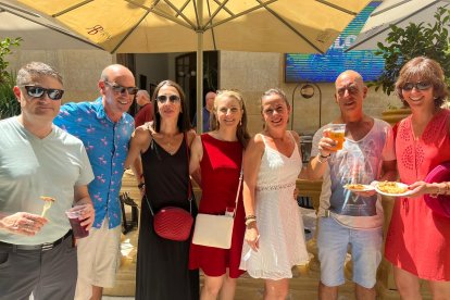 Con una amistad nacida en las aulas de la UAL, este grupo de amigos de Almería y Madrid no quisieron perderse su cita anual en la Feria.