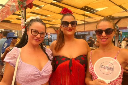 La bailaora Maite Beltrán de Almería junto a Fina y Marisol.