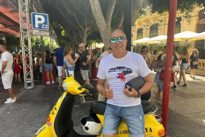 Salva Pérez Rubira de \'Recambios Salva\' pasó por la Feria de Mediodía tras visitar la exposición de motos antiguas.