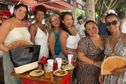 \'Las chicas de la Palmera\' posan así de sonrientes para LA VOZ.