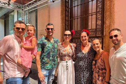 Cristina, Elena, María del Mar, Rocío, Antonio, Iván y la pequeña Julia son de Almería y Tenerife y han compartido momentos juntos desde su etapa universitaria en la capital.