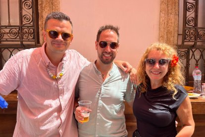 Mari Carmen de Murcia asegura que este es el primero de muchos años que visitará la Feria de Almería. Posa junto a Iván y Antonio de Almería.