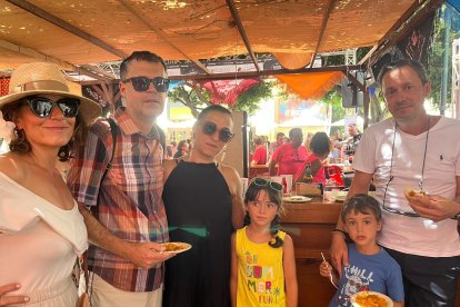 Susana, Miguel Ángel, María del Mar, Mateo, Mario y Emma de Farmacia Paseo 51 disfrutaban de la Feria mientras veían los últimos minutos de la final del Mundial de Fútbol Femenino.