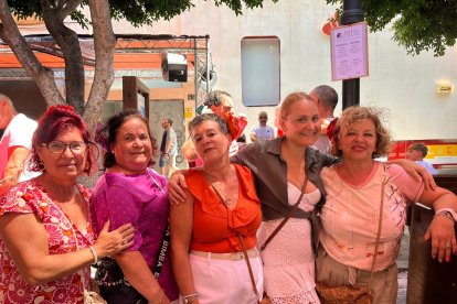 Ana, Mercedes, Ana, Toñi y Juani de Almería y Palma de Mallorca disfrutan de la Feria de Mediodía y de su ambiente todos los años.