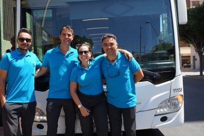 Francisco, Víctor, Antonio y Adelaida, los cuatro conductores de autobús encargados de llevar a la gente.