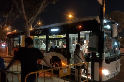 Por la noche la gente vuelve a casa con los autobuses de Surbus que están preparados y listos para llevar a toda la población de Almería a su casa, tras la feria de la noche los autobuses siguen activos.