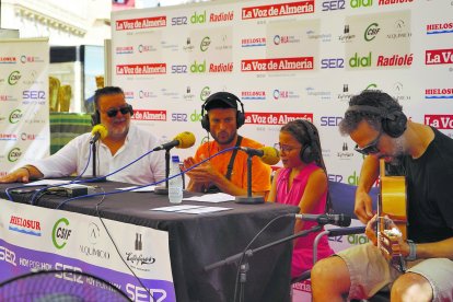 Alfredo Casas con los primeros invitados, Dani y María del Molinero al cante y Javi Campos a la guitarra.