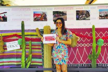 La ganadora del sorteo de Almericolor. Adela con su vestido, abanico y pendientes disfrutará de su bono, sumó un total de 11 colores que le  permitieron ganar a su rival .