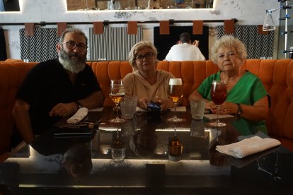 José Antonio Labella, de persianas Labella, junto a Manuela Valera y Dolores Estepa.