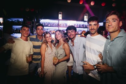 Jesús, María del Mar, Antonio, Francisco, Lucía, Pepe y Ángel, tomándose su primera copa de la noche.