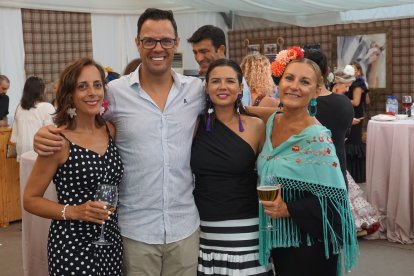 Majo García, Inmaculada Cantón, Mónica Torrijos, de Rombalcar, junto a Alberto Pogonoski.