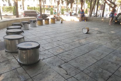 Tambores colcoados en el parque