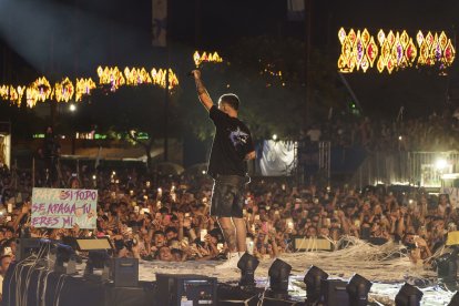 Miles de jóvenes almerienses en el Recinto de Conciertos del Ferial.