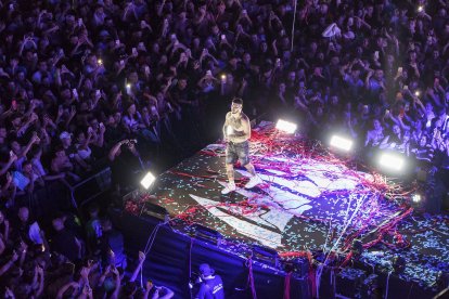 Las grandes pantallas del Recinto de Conciertos del Ferial ofrecían una espectacular visión de lo que pasaba sobre el escenario.
