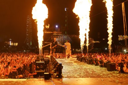 Una traca final de pirotecnia y confeti despidieron a los almerienses que vibraron junto a RVFV en una noche para el recuerdo.