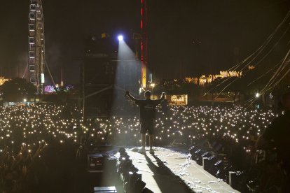 Todos disfrutaban del espectáculo conforme avanzaba la noche.