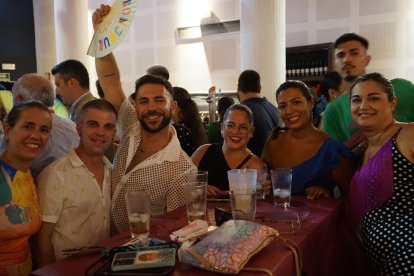 Amigos disfrutando de la caseta La Lola.