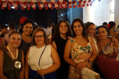 Olivia, Yolanda, Paula, Raquel, Ana, Ángeles y María José.