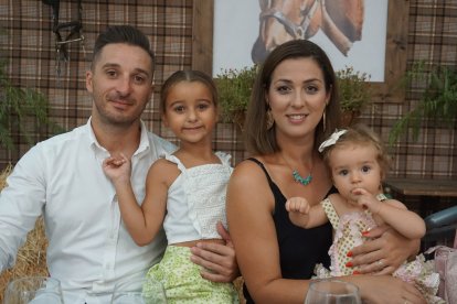 Francisco, Elisabeth, Vega y Lucía, la familia Álvarez Salinas, disfrutando de la caseta de La Pita, cuya preciosa decoración ha sido diseñada por Ana Maldonado.