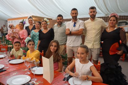 Juan Manuel Salas, Meri Morales, Silvia Salas, Sofía Salas, Estefanía López, Estefy López, Noelia López, Daniel Galindo, Eric, Daniela, Ángeles y Ainhoa Bedmar, reunidos para cenar junto a Francisco Javier López, de catering 4J.