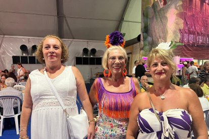 María Dolores, Carmela y Aurora del Barrio Regiones posan así de sonrientes para LA VOZ.