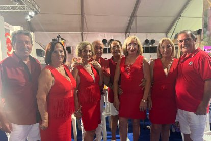 \'Las chicas de oro\' y sus acompañantes vistieron de rojo durante el Homenaje a los Mayores.