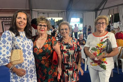 Teresa del Quiosco \'María Auxiliadora\' de Los Molinos junto a sus amigas Marisol, Ana María y María.