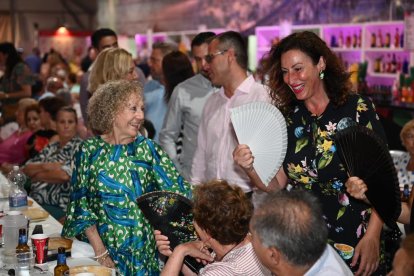 La alcaldesa, María Vázquez ha visitado el tradicional Homenaje a los Mayores junto a parte de los miembros de la corporación municipal entre los que se encontraban la responsable del Área de Familia, Paola Laynez o Diego Cruz, concejal de Cultura.