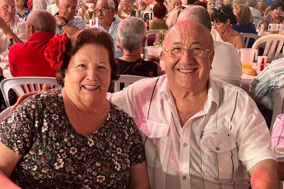 José y Encarna posan para LA VOZ durante el Homenaje a los Mayores.