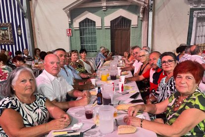 A los responsables de la Cafetería Hazaña y sus amigos les encanta disfrutar la noche en el Recinto Ferial.